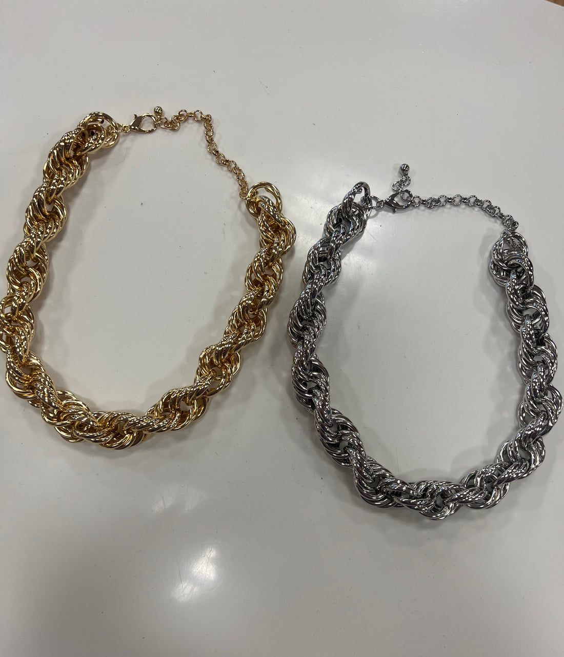 Twist link necklace