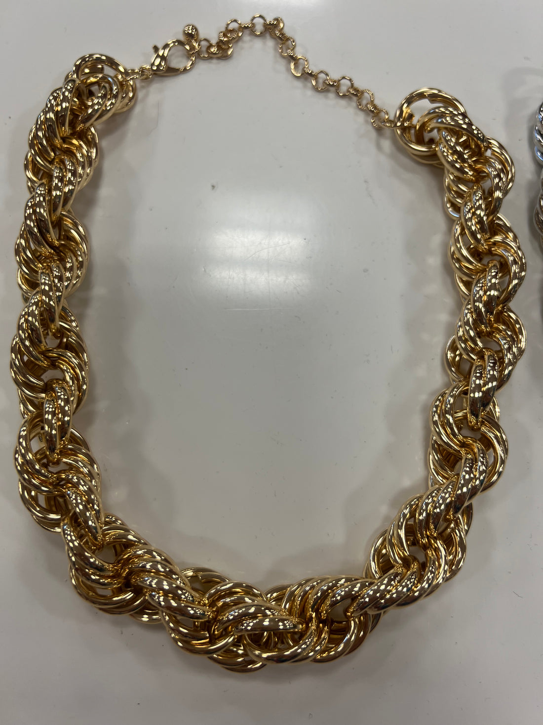 Twist link necklace